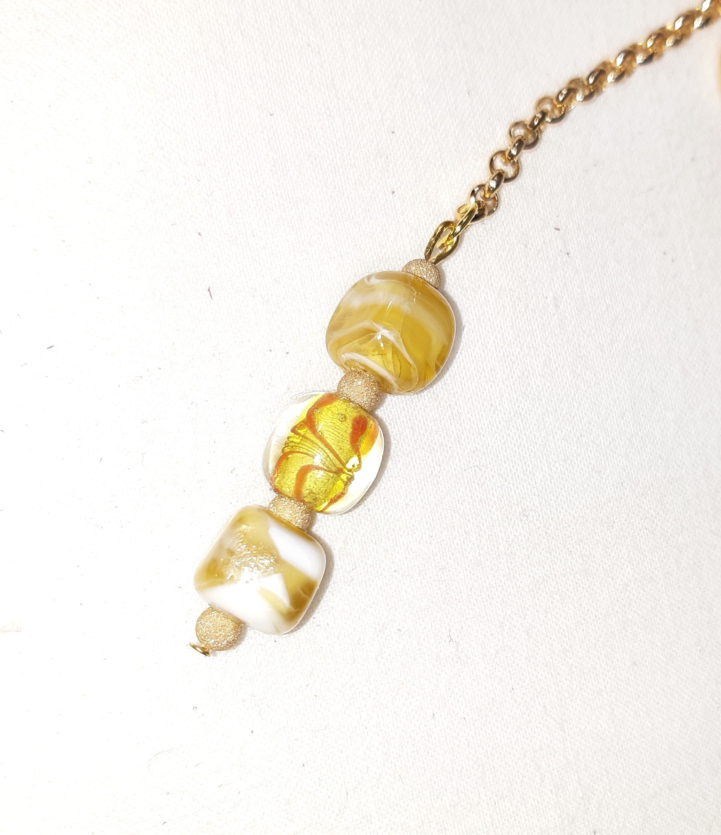 Bijou de sac, pompon cuir coloris jaune avec billes en verre fil&eacute; et cloisonn&eacute;.