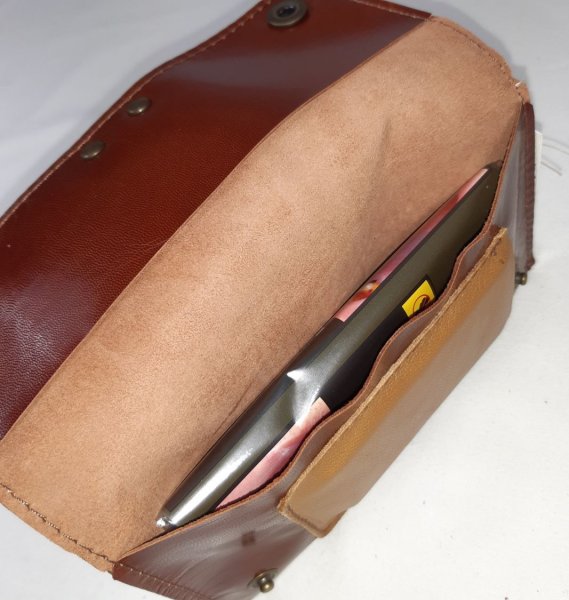 Blague &agrave; tabac cuir verni, coloris marron.