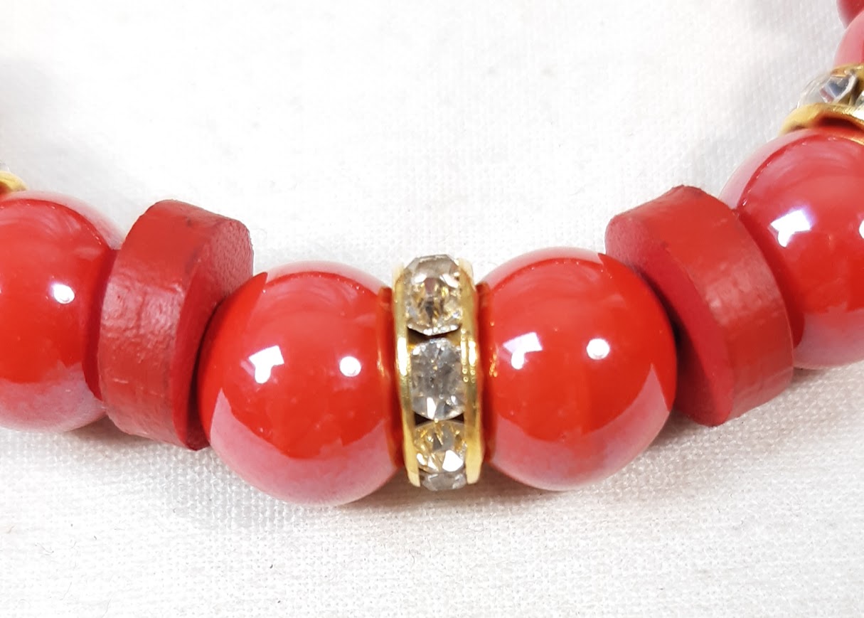 Bracelet &eacute;lastique rouge, cuir et porcelaine