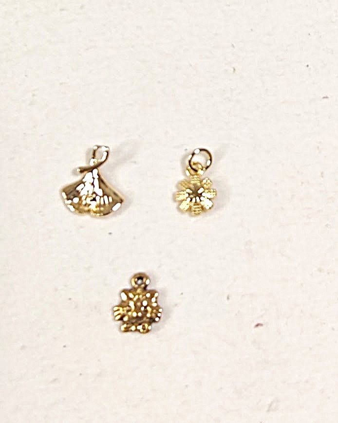 Breloques m&eacute;tal dor&eacute; pour cr&eacute;er des bijoux fantaisie.