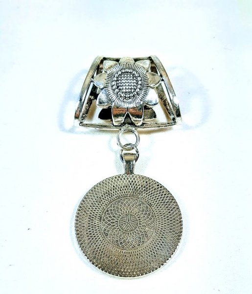 Bijou de foulard avec cuir