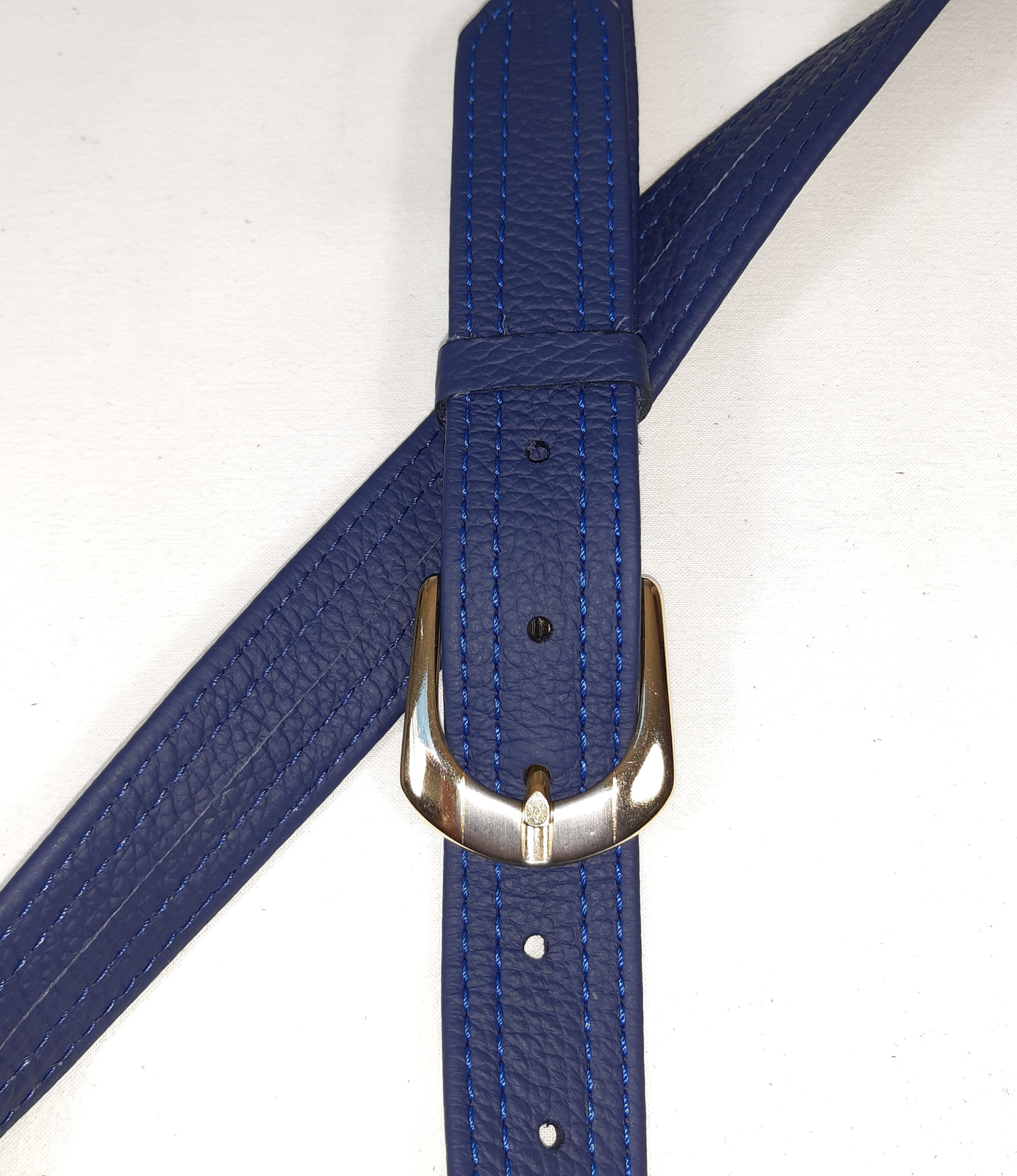 Ceinture pour Elle en cuir bleu foncé.