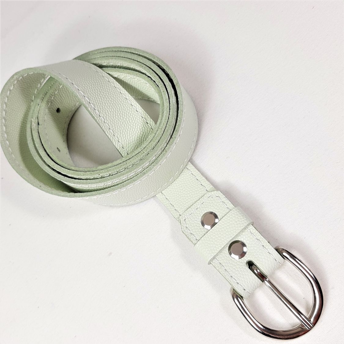 Ceinture pour Elle, cuir de vachette grainé tannage minéral coloris vert pâle