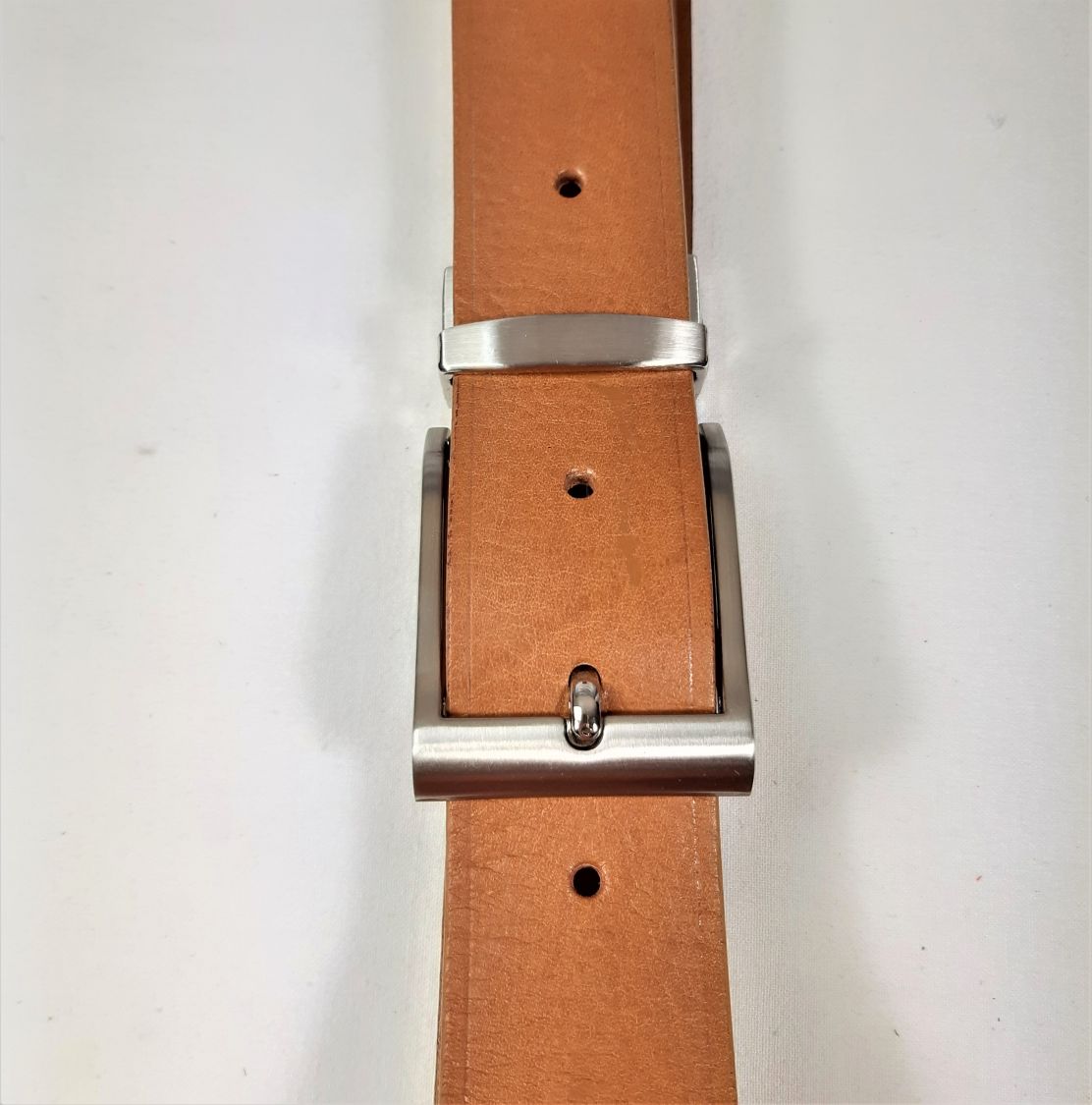 Ceinture cuir vachette tannage végétal coloris cognac.