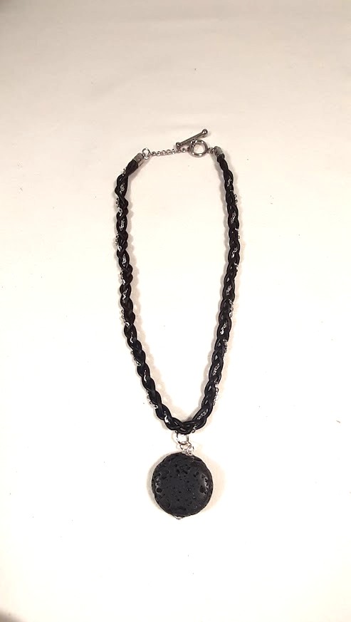 Collier cuir et pierre de lave