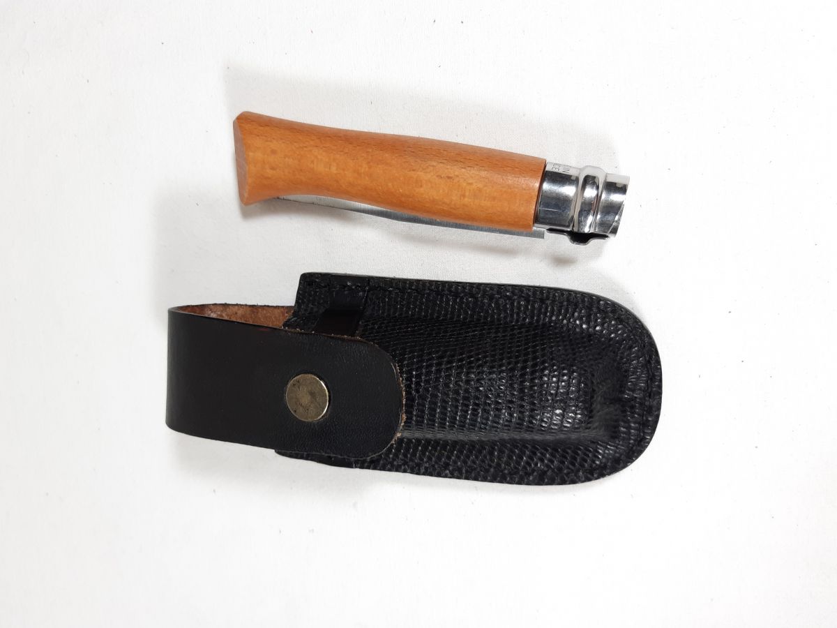 Knife sheath in vegetable tanned leather, hand sewn