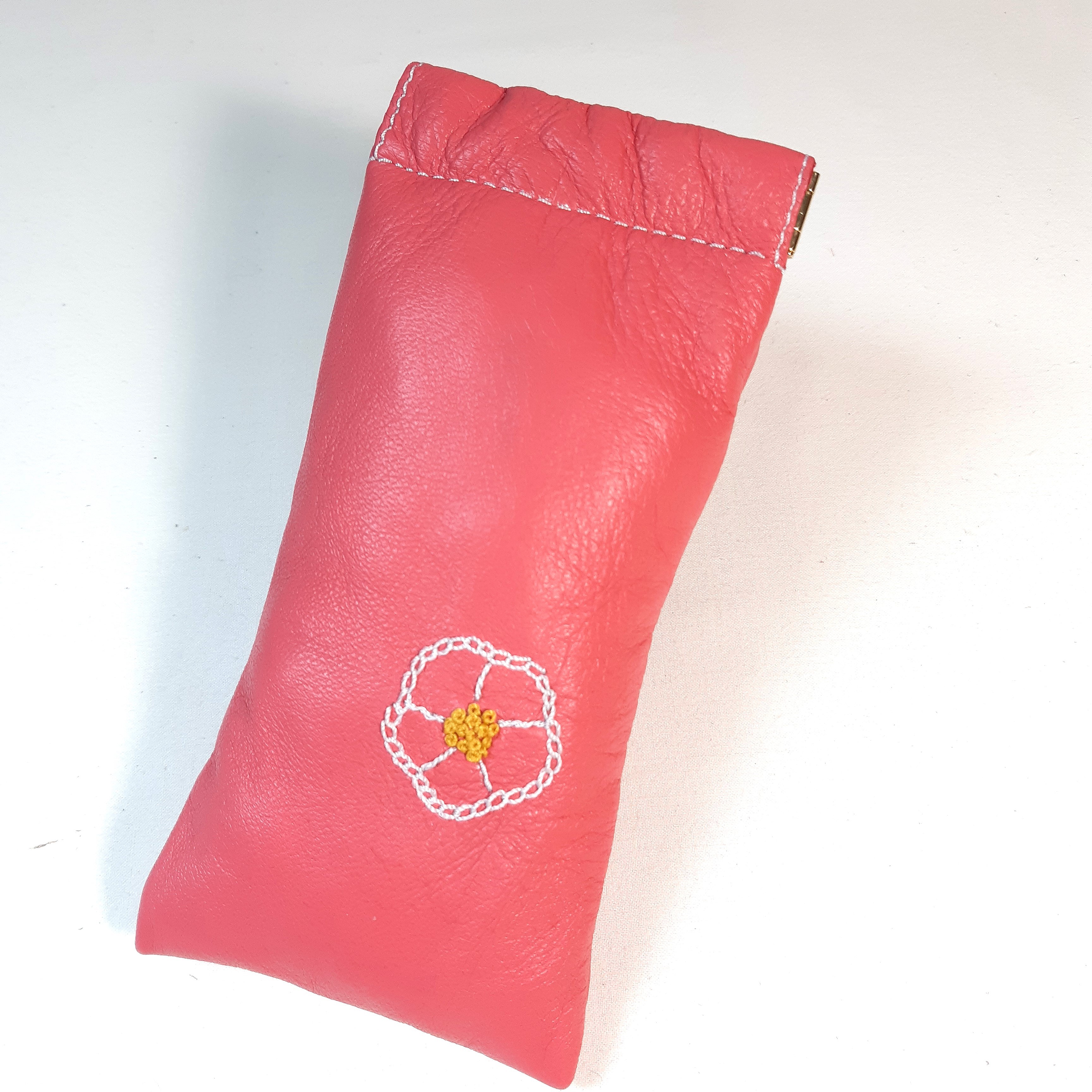 Etui cuir brod&eacute; main pour lunettes de vue ou de soleil.