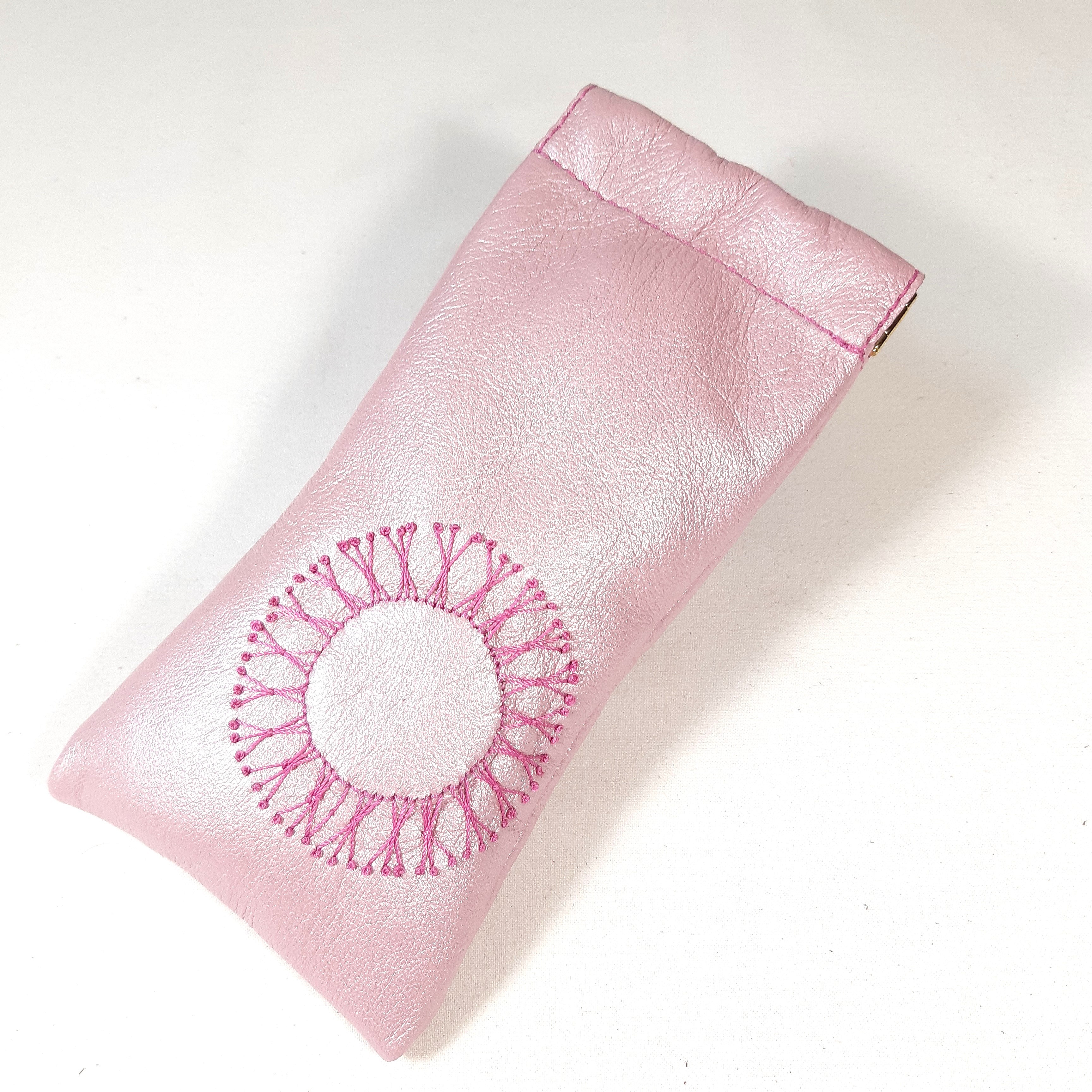 Etui pour lunettes, en cuir et fermoir clic clac