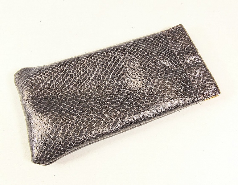 Etui pour lunettes de vue ou de soleil en cuir imprim&eacute; fa&ccedil;on serpent