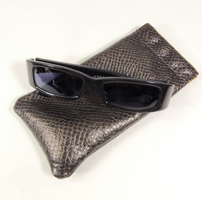 Etui pour lunettes de vue ou de soleil en cuir imprim&eacute; fa&ccedil;on serpent