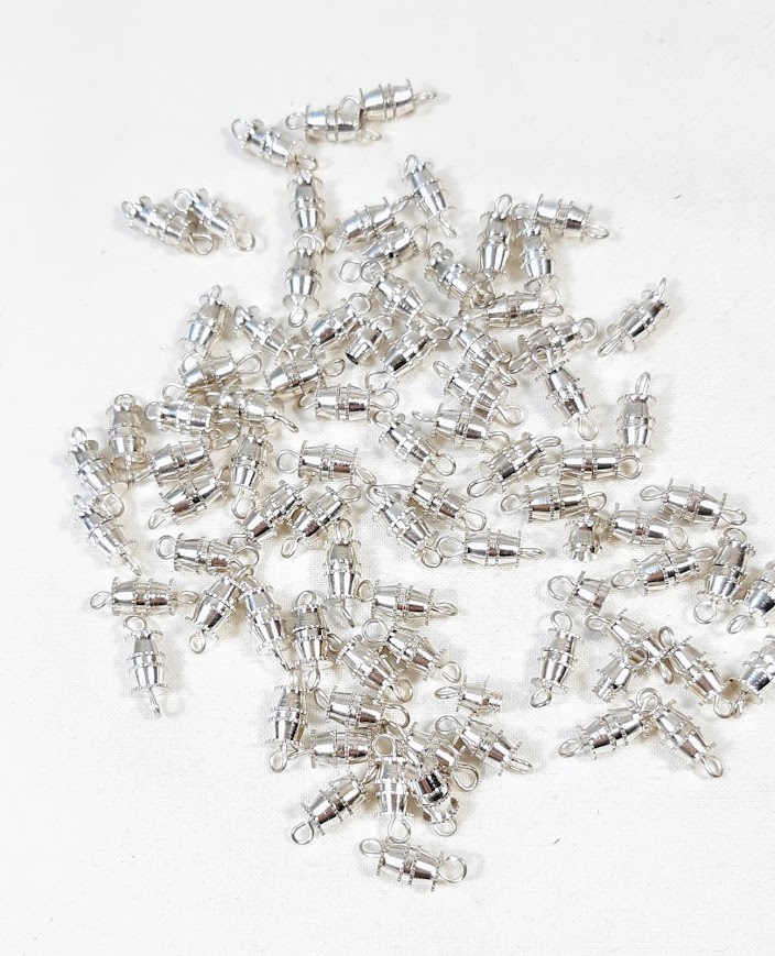 Fermoir &agrave; visser pour un bijou facile &agrave; porter avec une finition parfaite.