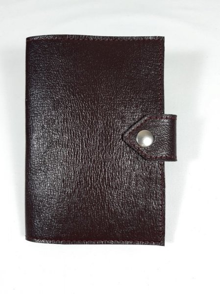 Pochette sant&eacute; cuir ch&egrave;vre imprim&eacute; coloris bordeaux.