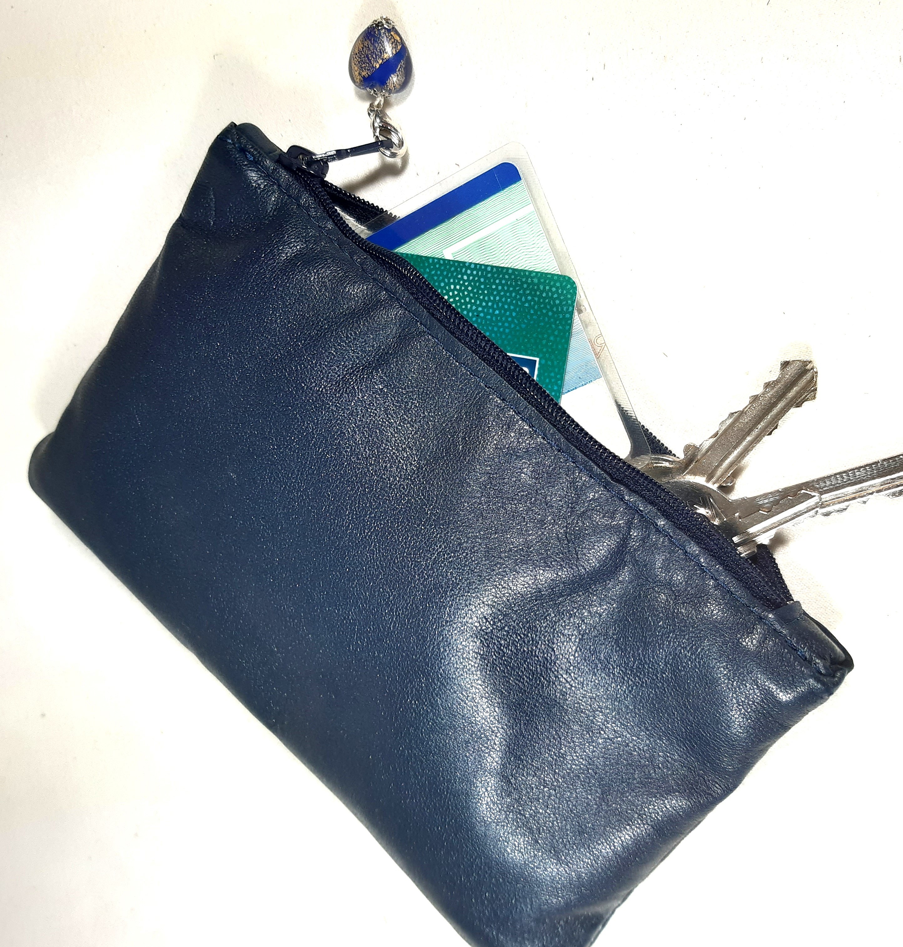 Pochette &eacute;l&eacute;gante pour ranger les petits objets n&eacute;cessaires &agrave; l'ext&eacute;rieur.