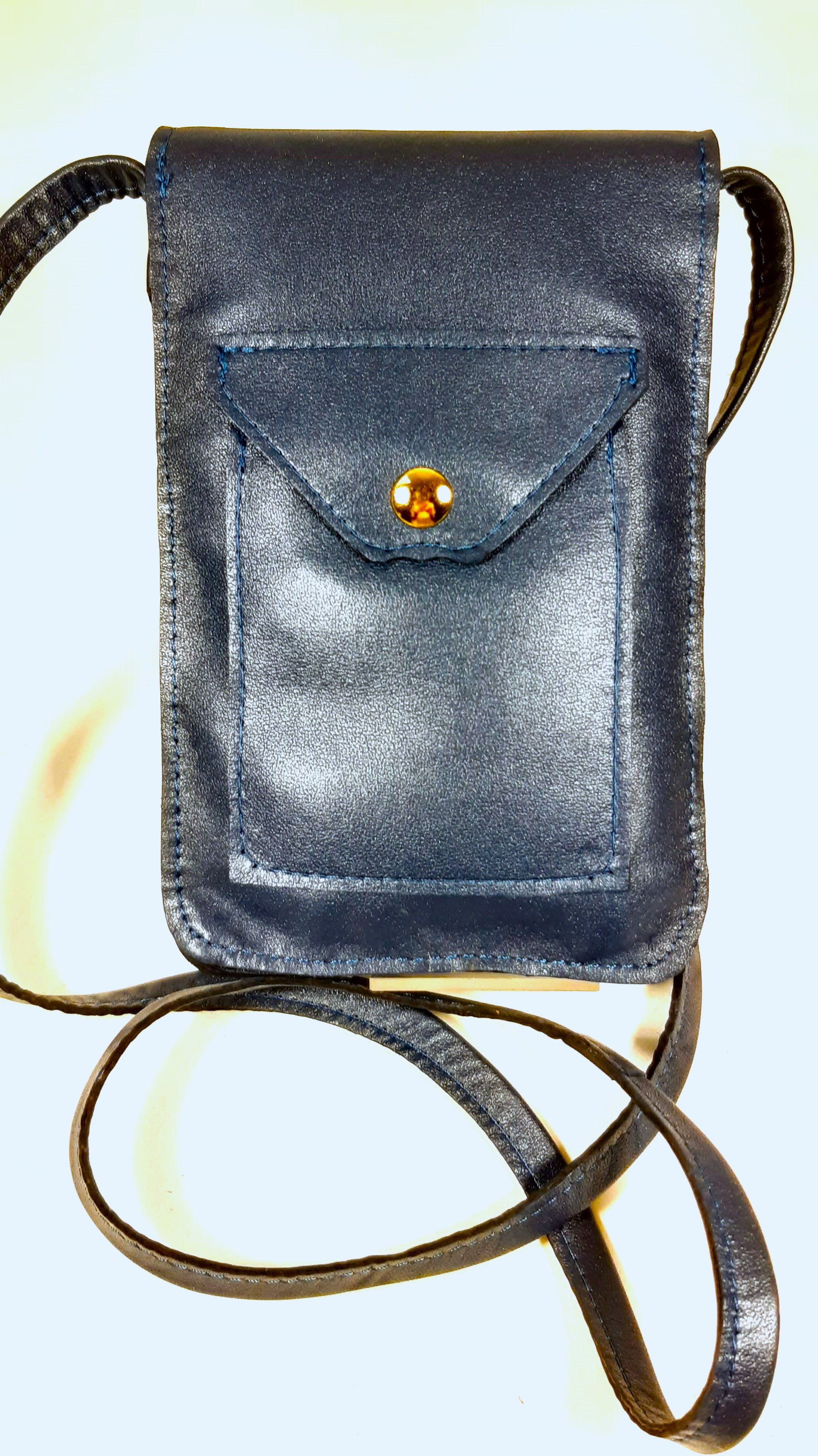 Pochette pour smarthone en cuir, longue bandouli&egrave;re pour un port&eacute; travers.
