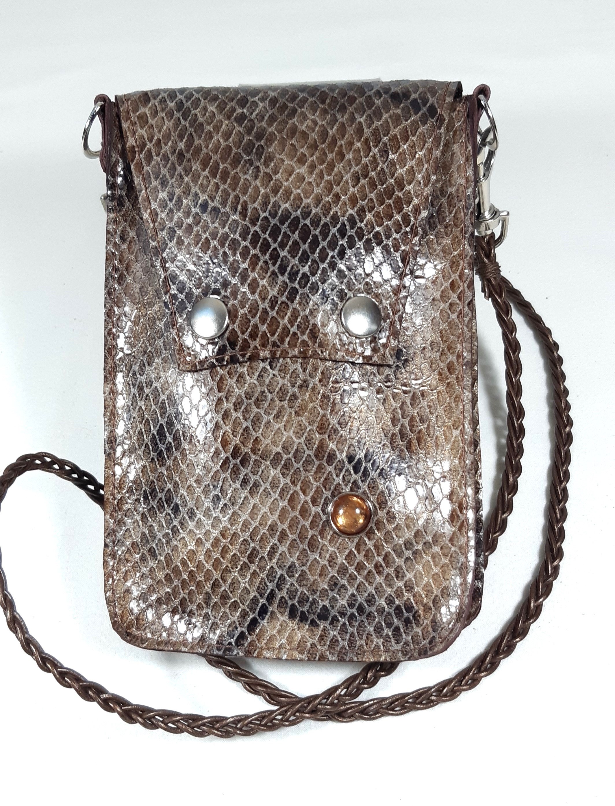 Pochette pour smarthone en cuir, longue bandouli&egrave;re pour un port&eacute; travers.