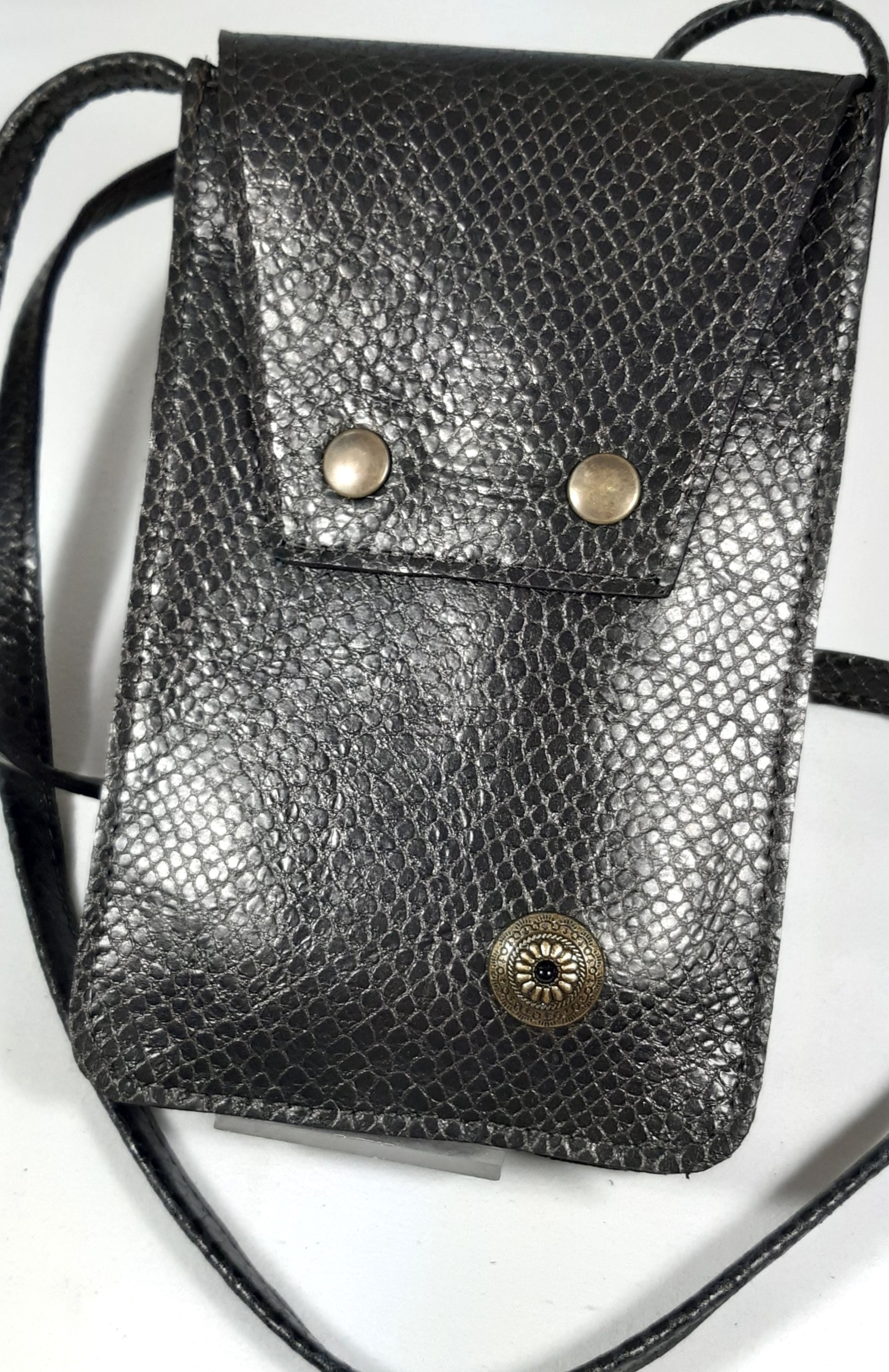Pochette pour smarthone en cuir, longue bandoulière pour un porté travers.