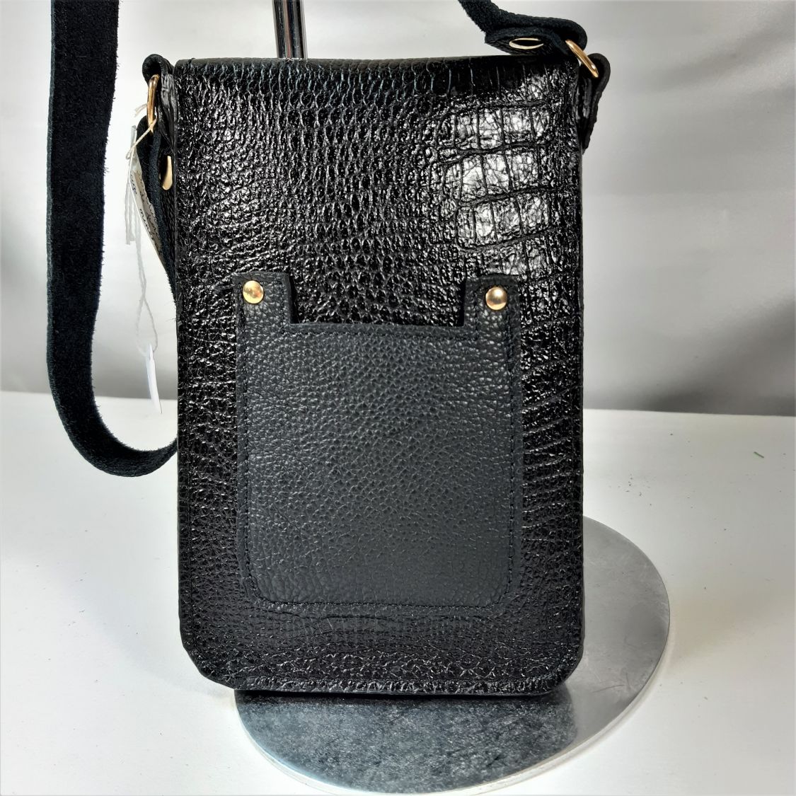 Leather smartphone pouch printed cowhide, black color.