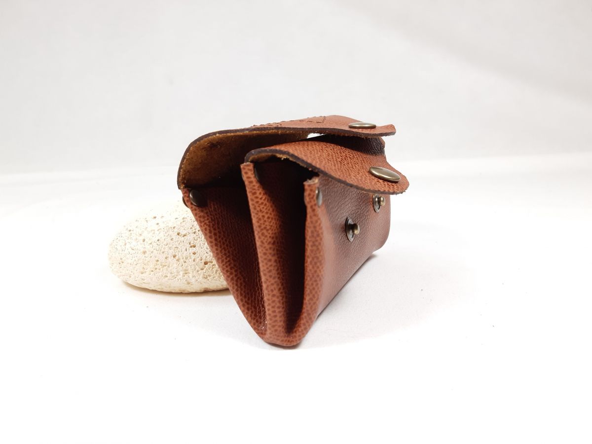 Retro wallet in grained cow leather in hazelnut color