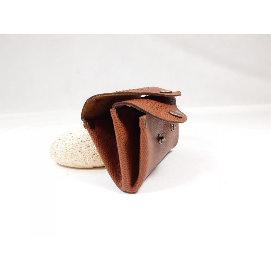 Retro wallet in grained cow leather in hazelnut color