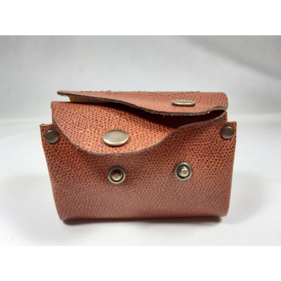 Retro wallet in grained cow leather in hazelnut color