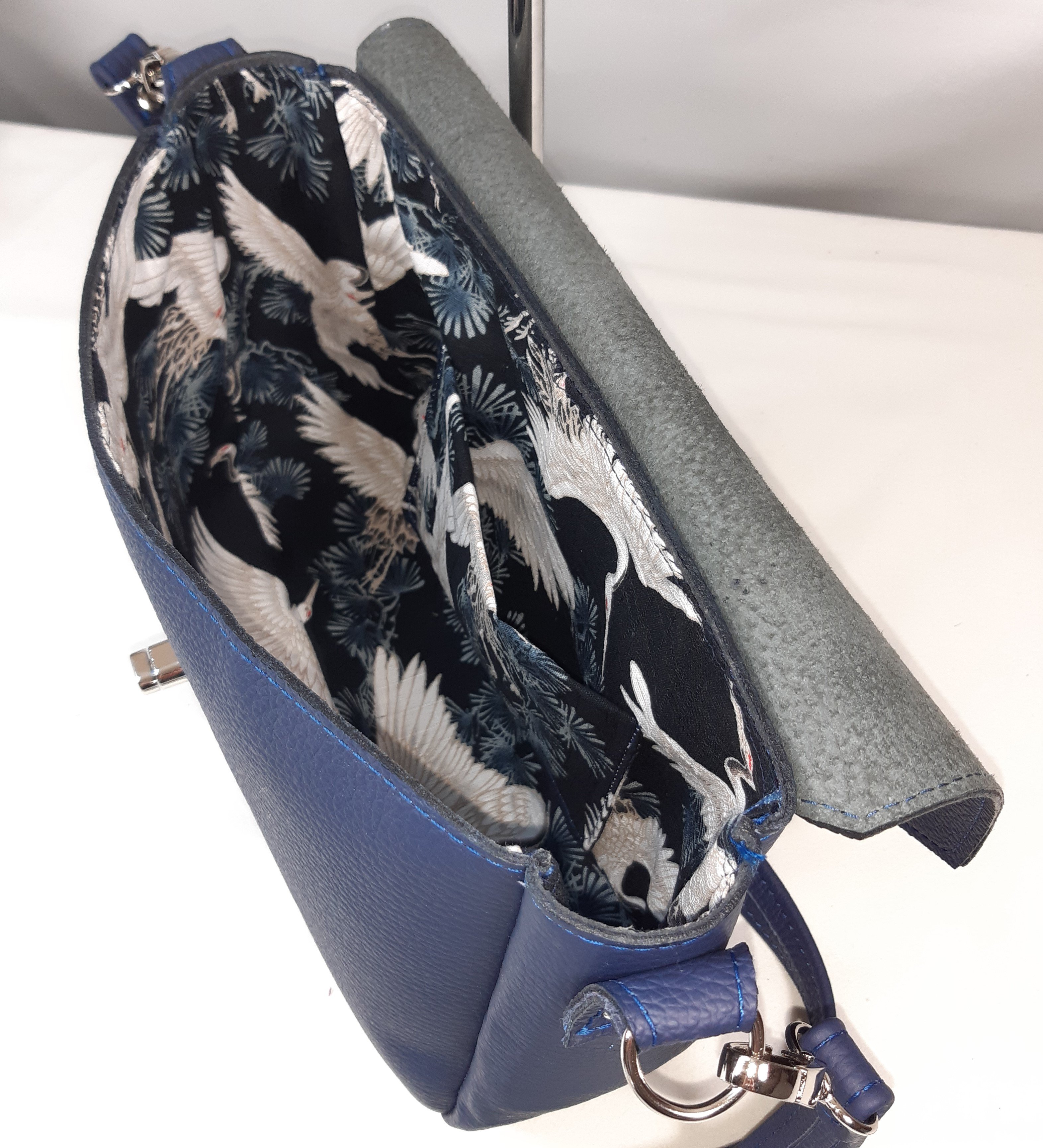 Sac baguette coloris bleu, fermoir tourniquet.