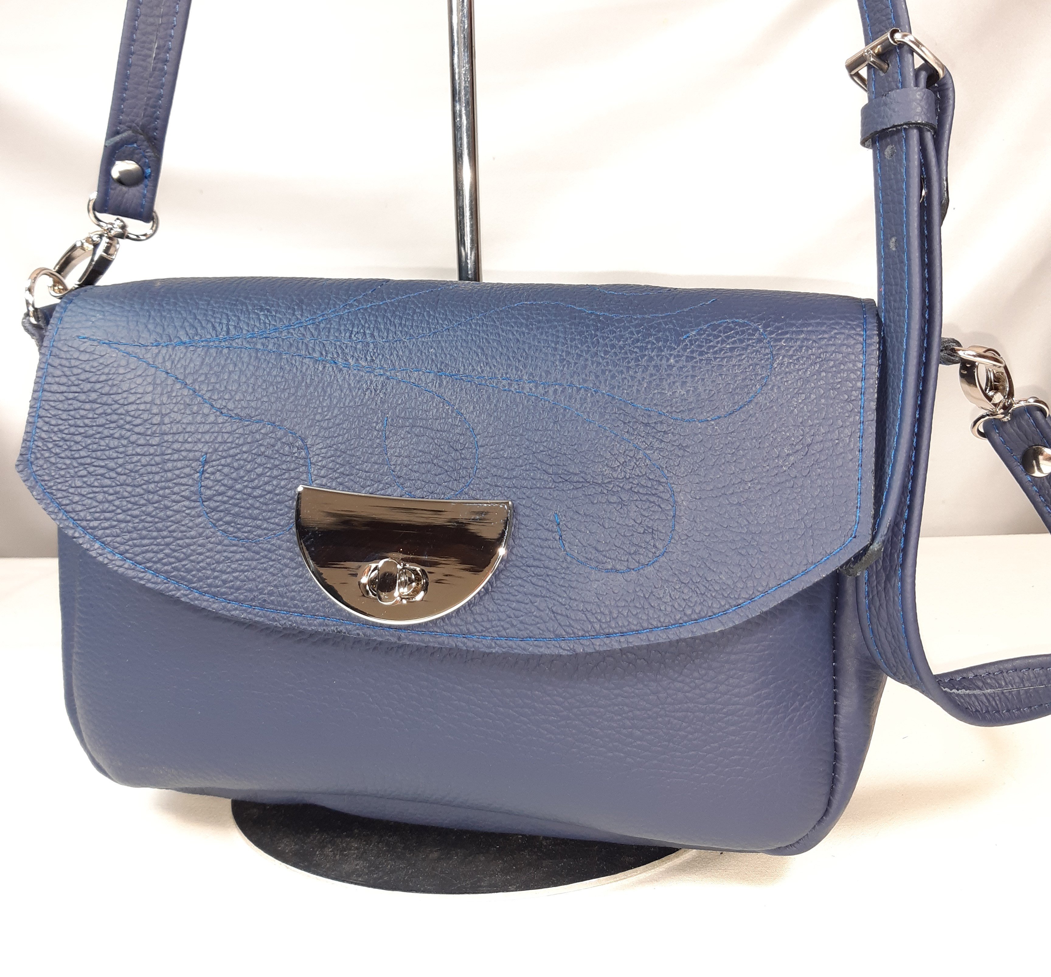 Sac baguette coloris bleu, fermoir tourniquet.