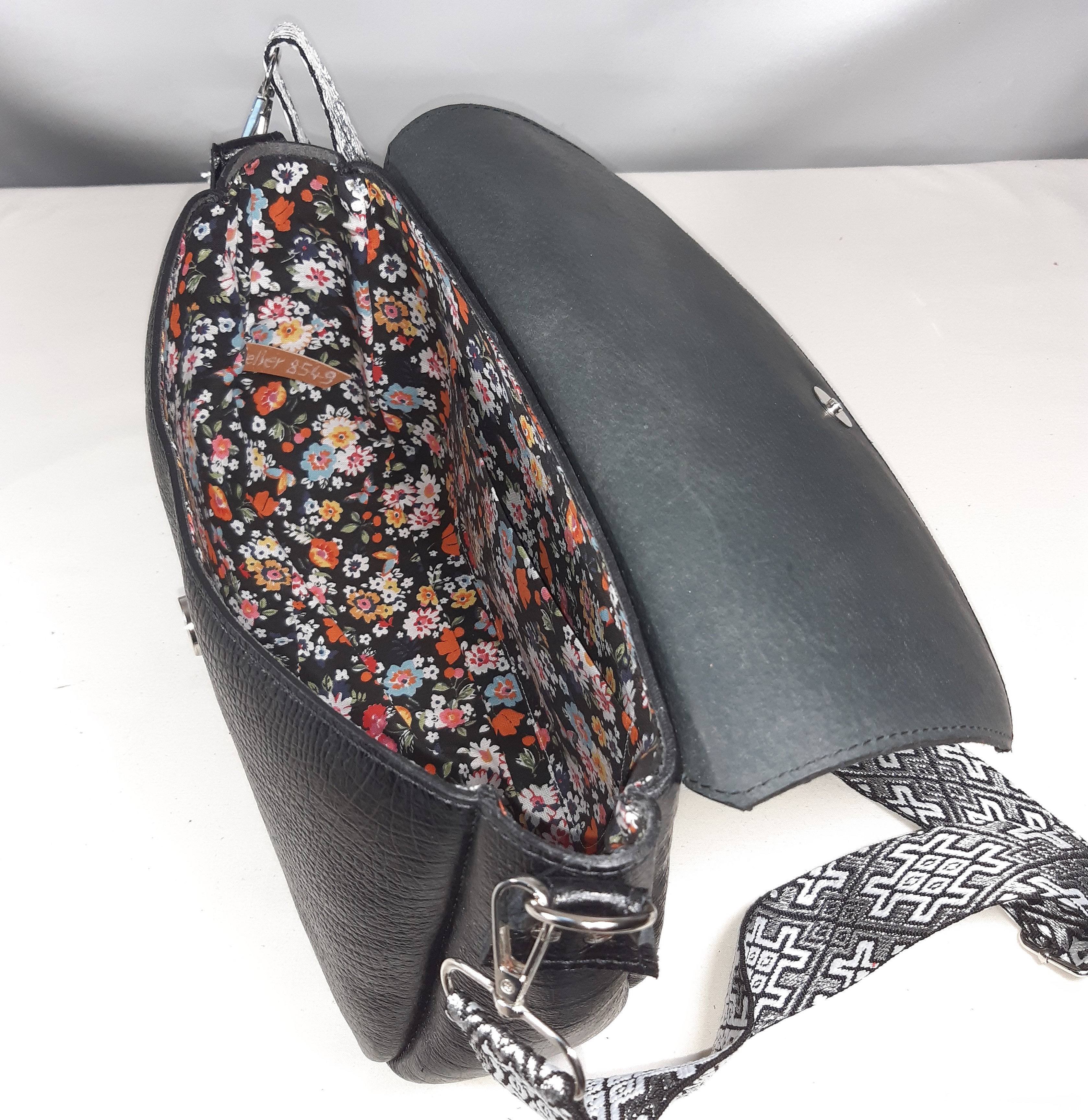 Sac baguette coloris noir fermoir aimant&eacute;.