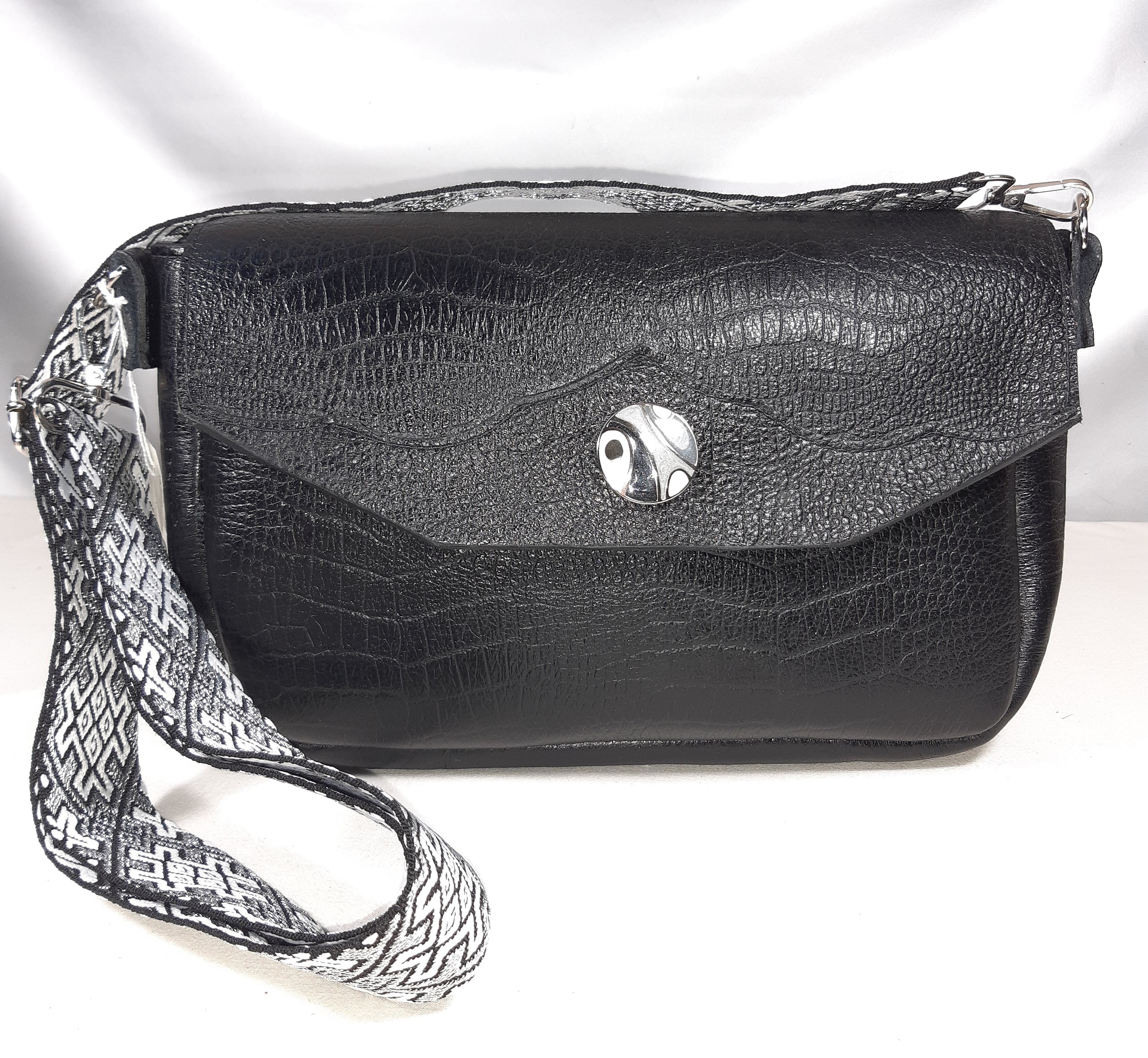 Sac baguette coloris noir fermoir aimant&eacute;.