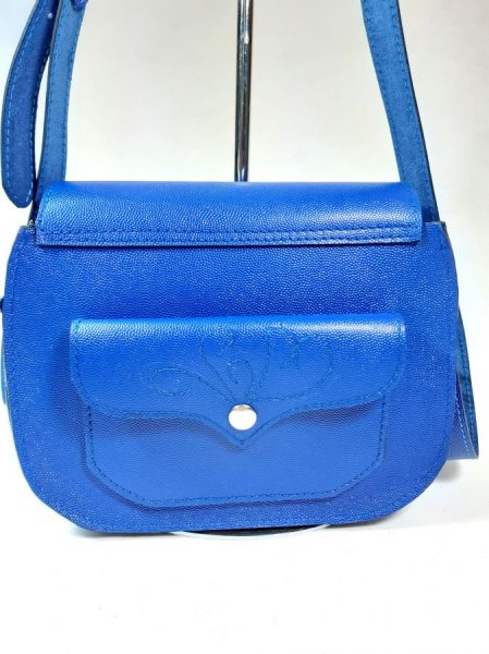 Sac bandouli&egrave;re cuir de vachette coloris bleu &eacute;lectrique.