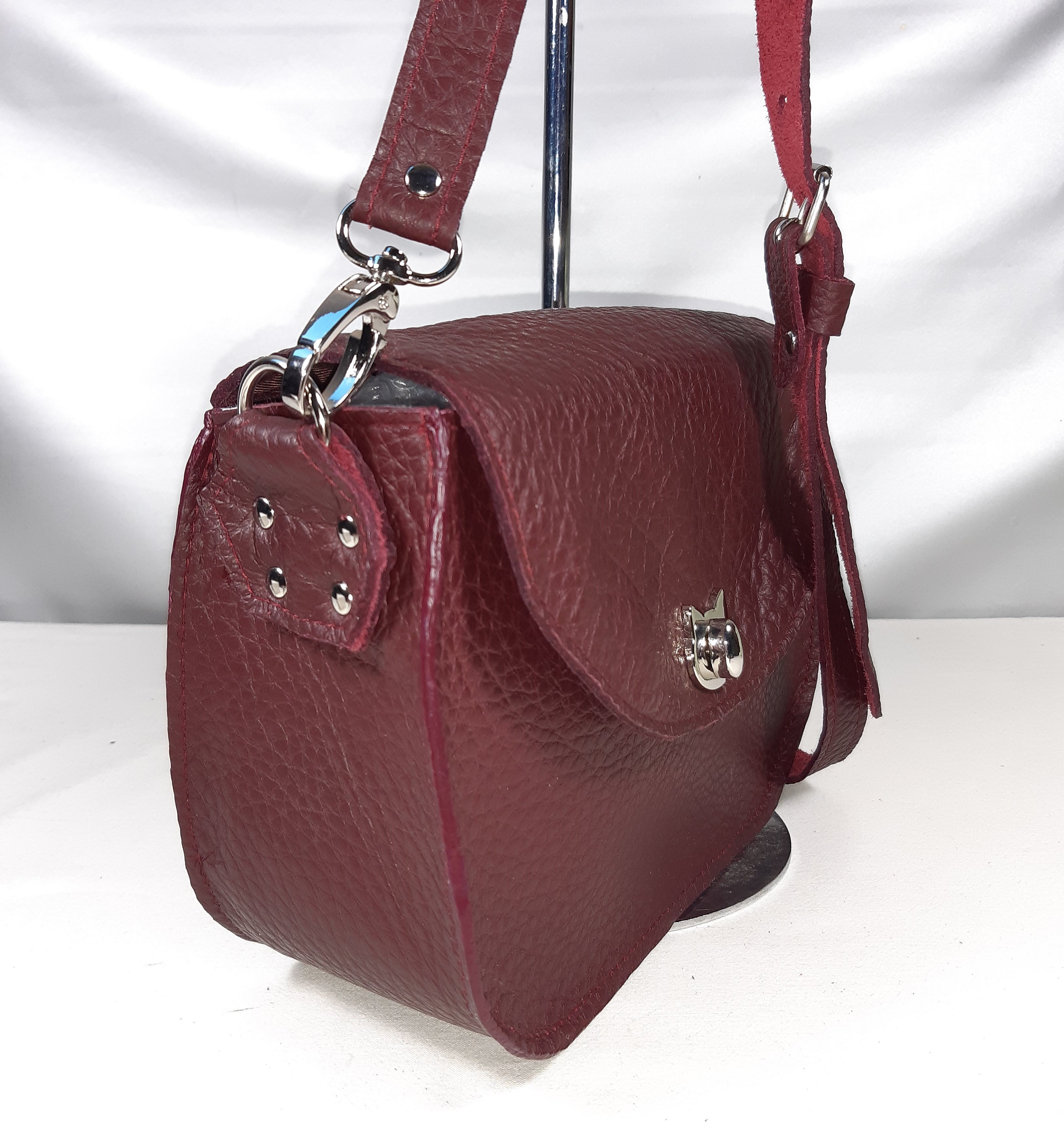 Sac bandouli&egrave;re fermoir chat, coloris bordeaux