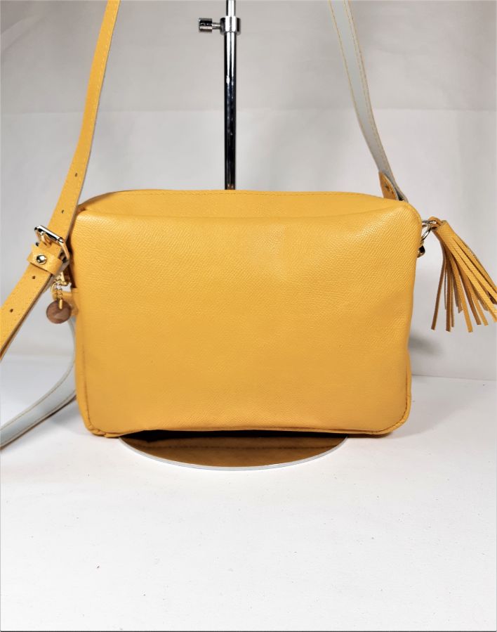 Cowhide leather bag with yellow zipper.