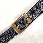Ceinture pour Elle, en cuir noir grain&eacute; et boucle coloris bronze vieilli.