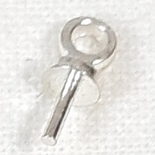 Lot de 100 attaches pendentif, clous avec oeillet m&eacute;tal coloris argent.