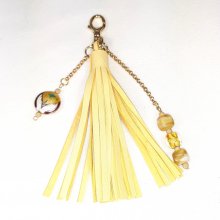 Bijou de sac, pompon cuir coloris jaune avec billes en verre filé et cloisonné.